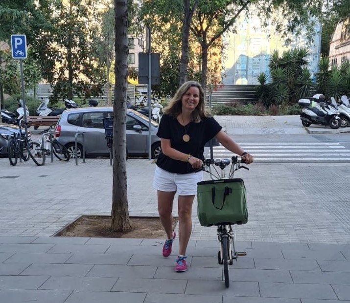 Sandra Llopart walking with her brompton bicycle in Barcelona